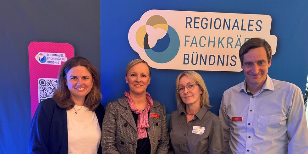 Bezirksbürgermeisterin Clara Herrmann, FKU-Vorstandsmitglied Helene Anders, Evelyn Schulz, Mitarbeiterin der Wirtschaftsförderung, Cedrik Lutz, Leiter der FKU-Geschäftsstelle (v. l. n. r.)