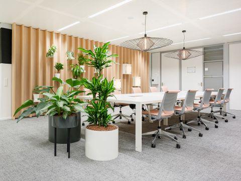 Mit zirkulären Büromöbeln ausgestatteter Konferenzraum