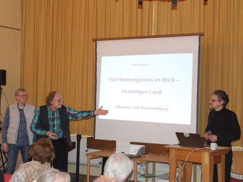 18. Februar 2026: Harald Hensel, Vorsitzender des Fördervereins (Mitte), heißt den Referenten Nils Seethaler (rechts) willkommen; links im Bild: Andreas Ohrt, Leiter der Seniorenfreizeitstätte