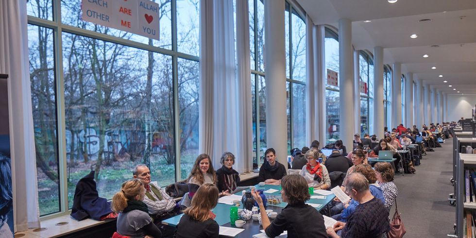 Sonntagsöffnung in der Amerika-Gedenkbibliothek – Shared Reading mitten in der Bibliothek