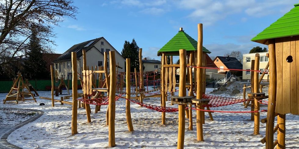 Ein Spielplatz mit verschiedenen Klettermöglichkeiten und einem Sandboden.