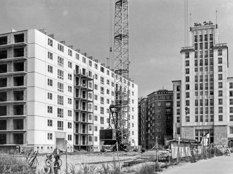 First high-rise residential slab block of construction type Q P under construction (right: Haus Berlin on Strausberger Platz)