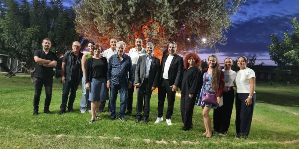 mehrere Personen stehen auf einer Wiese