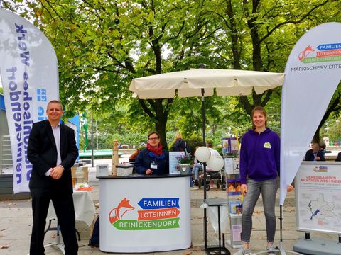 v.l.n.r. Tobias Dollase (Jugend- und Sportstadtrat), Sandra Krüger (Familienlotsin im MV vom Diakonischen Werk), Stephanie Panzig (Leiterin Gesundheitssport beim TSV-Berlin Wittenau). (Bild: Bezirksamt Reinickendorf)