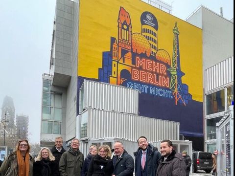 Gruppenbild vor dem Bezirksslogan Mehr Berlin geht nicht