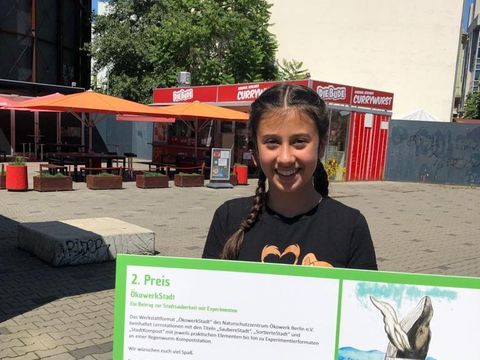 Gewinnerin Aliya mit Plakat