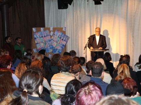 Bezirksstadtrat Harald Muschner eröffnet die diesjährige Ausstellung der KWE im vollen Theaterstudio der Jugendkunstschule Atrium im Märkischen Viertel (Bild: Bezirksamt Reinickendorf)