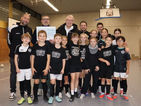 : FSC Geschäftsführer Peter Hoppe, FSC Jugendleiter Daniel Kraft, Sportstadtrat Harald Muschner, und die Trainer Armin Hartmann und Patrick Lobback (hintere Reihe) freuen sich gemeinsam mit den Spielerinnen und Spielern über die vorweihnachtliche Spende (Bild: BA Rdf)
