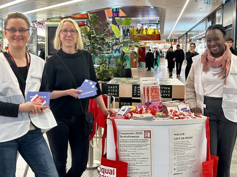 Romana Wittmer, Beauftragte für Gute Arbeit im Bezirksamt Friedrichshain-Kreuzberg, Ulrike Spieler, Beauftragte für Chancengleichheit am Arbeitsmarkt im Jobcenter und die bezirklliche Gleichstellungsbeauftragte Jamile da Silva e Silva