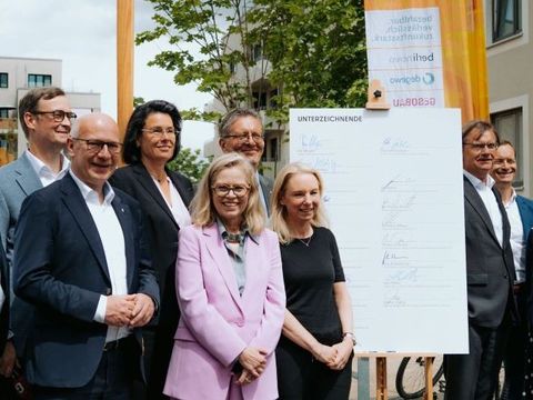 Gruppenfoto vor der unterzeichneten Roadmap 2.0