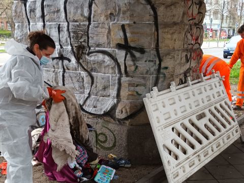 Mitarbeitende des Allgemeinen Ordnungsdienstes (AOD) des Ordnungsamtes und der Berliner Stadtreinigung (BSR) in Kreuzberg