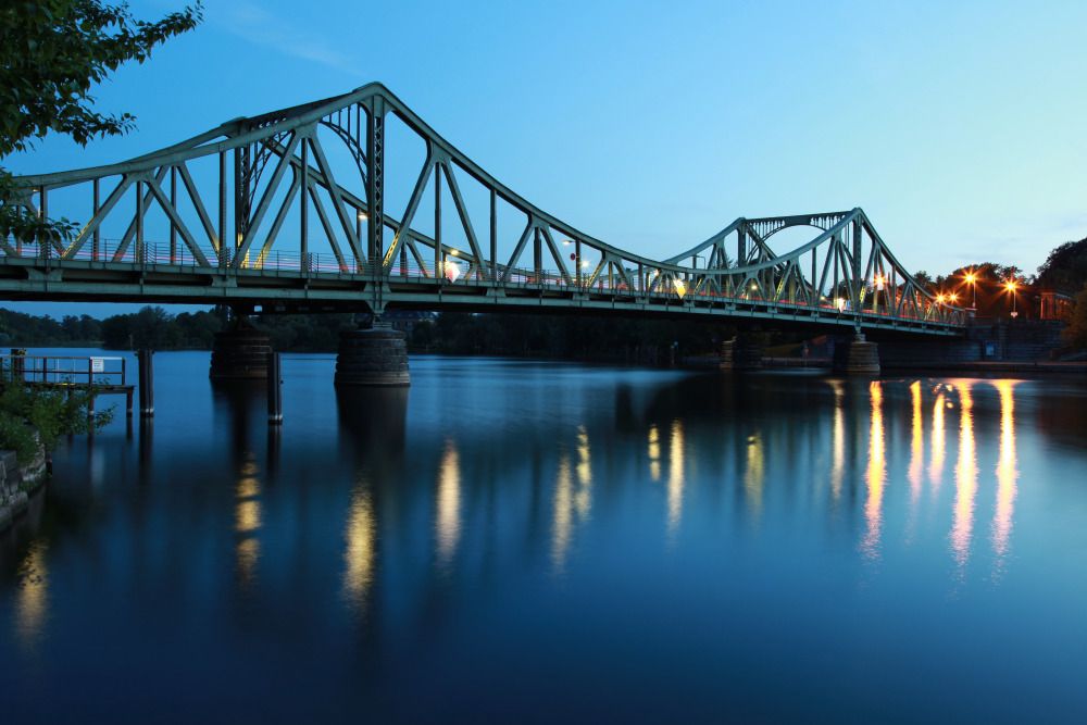 Glienicker Brücke bei Nacht