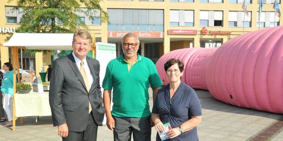 "20 Meter Vorsprung - Berlin gegen Darmkrebs" vor dem Rathaus Marzahn-Hellersdorf - Bezirksbürgermeisterin Dagmar Pohle, Prof Axel Ekkernkamp (ukb) und Jimmy Hartwig (AOK-Gesundheits-Botschafter)