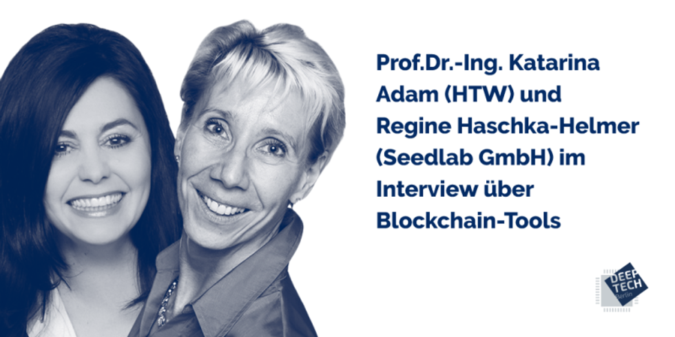 Zwei Frauen lachen in die Kamera