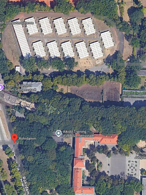 Bestandsgebäude mit Grundstück für den Neubau (oben)