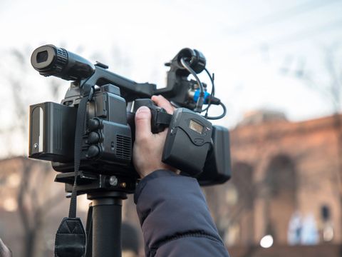 Kameramann dreht Video in einer Straße