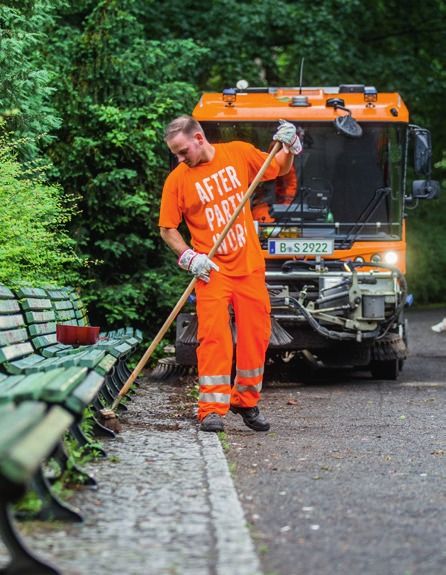 Nach der nächtlichen Party werden die Reste beseitigt