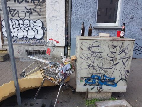 Bürgersteig mit Müll und Leergut