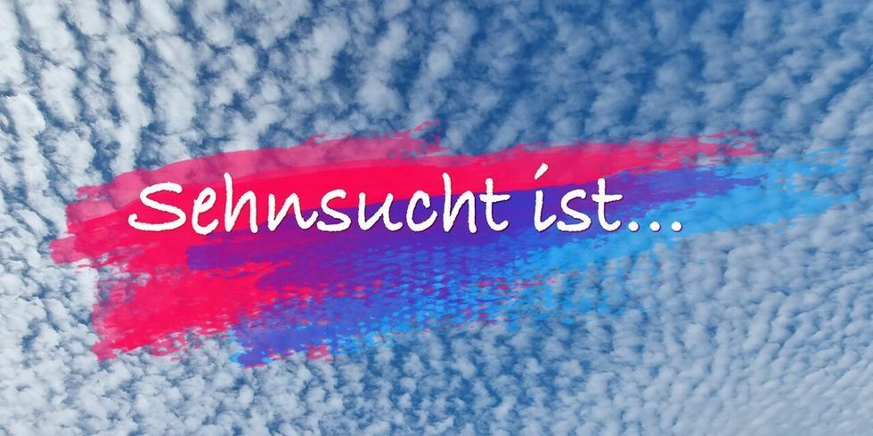 Vor einem beluen Himmel mit weißen Altocummuulswolken schweben pinke und blaue ineinande übergehende Pinselstriche , auf denen in weiß der Schriftzug "Sehnsucht ist..." steht