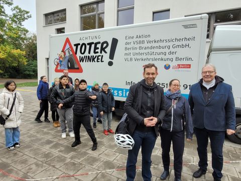 Dr. Torsten Kühne, Julia Schrod-Thiel und Harald Muschner mit Schülerinnen und Schülern einer 6. Klasse der Mark-Twain-Grundschule (Bild: BA Reinickendorf)