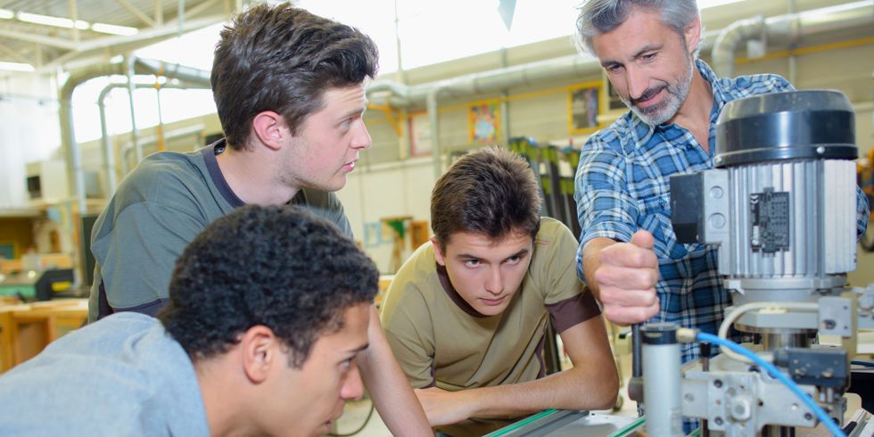 Lehrlinge lernen Umgang mit Maschinen