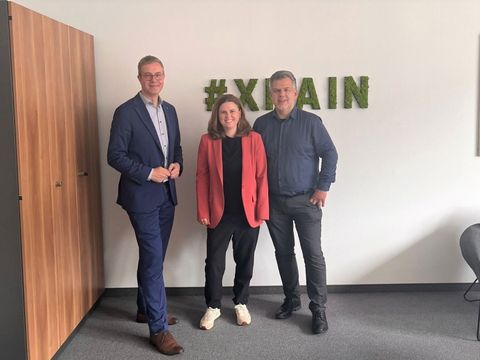 Finanzsenator Stefan Evers, Bezirksbürgermeisterin Clara Herrmann und Bezirksstadtrat Andy Hehmke (Bild: Bezirksamt Friedrichshain-Kreuzberg)