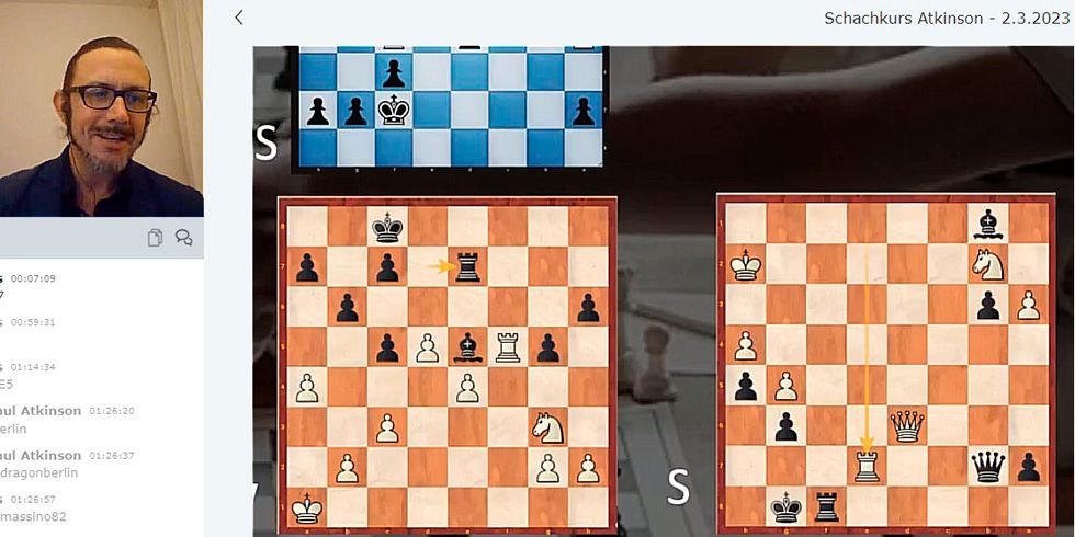 Screenshot vom Online-Schachkurs mit zwei Spielständen und einem Bild vom Kursleiter