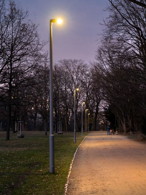 Die asymmetrische Lichtverteilung schafft eine gleichmäßige Beleuchtung, ohne in die Landschaft zu strahlen. (Bild: Linus Lintner)