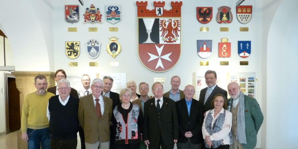 Mitglieder der neugewählten Seniorenvertretung Neukölln mit dem Leiter der Wahlkommission Herrn Prof. Manegold und Herrn Bezirksstadtrat Biedermann