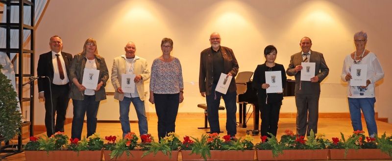 Die Preisträger mit Bezirksstadtrat Detlef Wagner (l.) und BVV-Vorsteherin Annegret Hansen (4.v.l.)