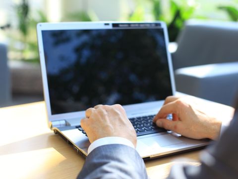 Hände am Laptop