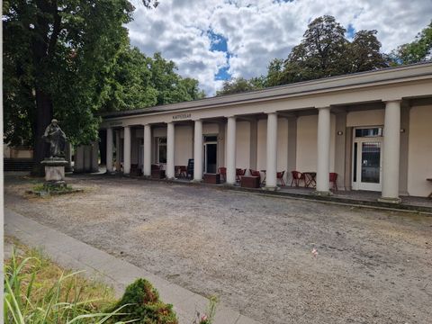 Vorhof des Sankt Jacobi Friedhofs in Berlin-Neukölln mit Arkaden