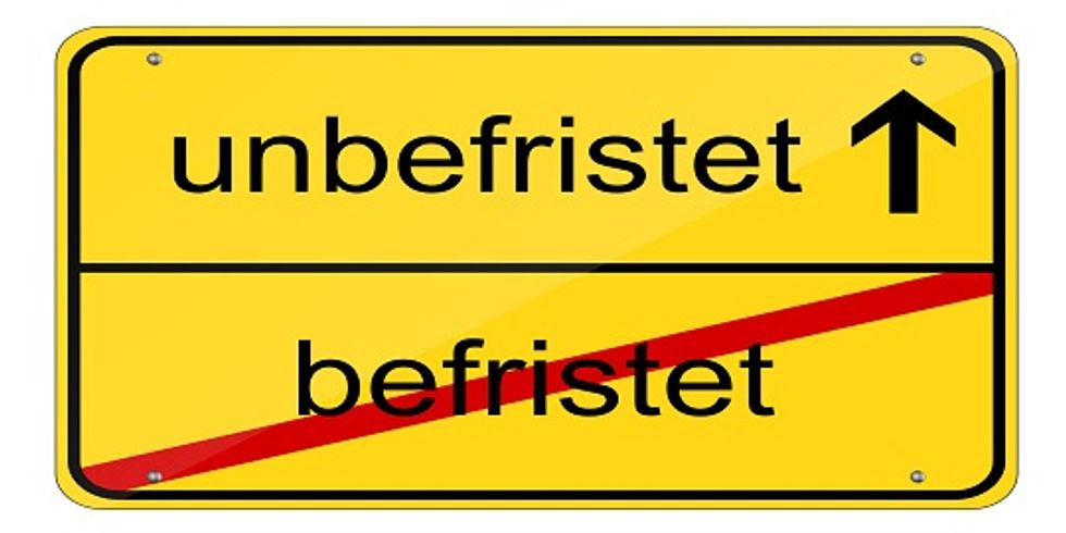 Straßenschild mit den Wörtern befristet und unbefristet