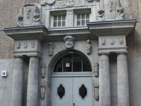 Das Eingangsportal des Askanisches Gymnasiums