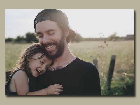 Vater hällt ein kleines Mädchen auf dem Arm