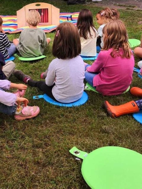 Kamishibai im Garten der Gottfried-Benn-Bibliothek