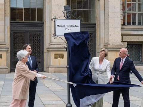 Frau Remlinger, Herr Dreinhöfer, Frau Seibeld und Herr Wegner enthüllen das neue Namensschild