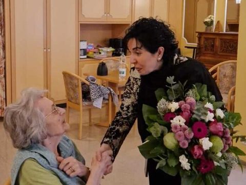 Ursula Zilinski empfängt die Glückwünsche der Bürgermeisterin. (Bild: BA Rdf)