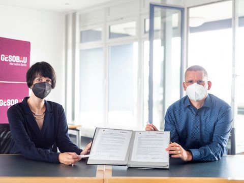 Helene Böhm, Leiterin Soziales Quartiersmanagement GESOBAU und Tobias Dollase,Jugendstadtrat bei der Unterzeichnung (Bild: Lia Darjes)