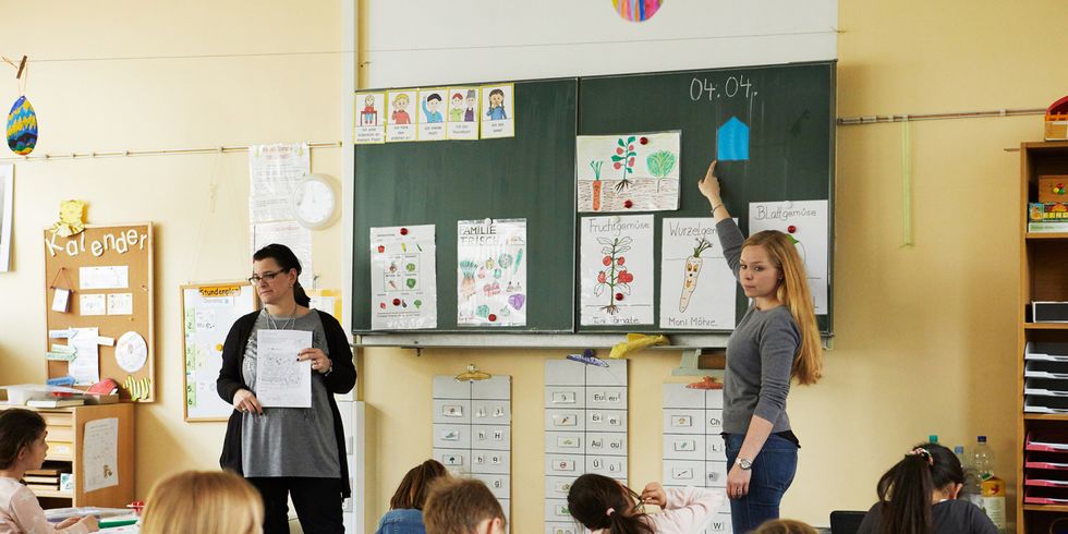 Lehrerin an der Tafel vor Klasse