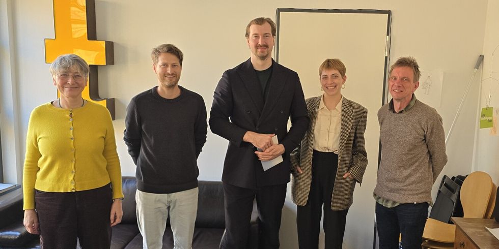 Karin Hirdina, Geschäftsführerin der ajb gmbH Berlin, Sebastian Bowe von der Beratungsstelle Soulspace, Bezirksstadtrat Max Kindler, Alexandra Gelbstein, Leiterin der QPK und Mario Schellong, Regionalleitung von ajb für Friedrichshain-Kreuzberg