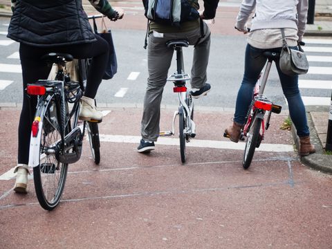 Drei Radfahrer an einer Ampel