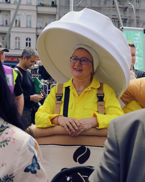 Foto einer Person in einem Kostum von einem To-Go Kaffee Becher