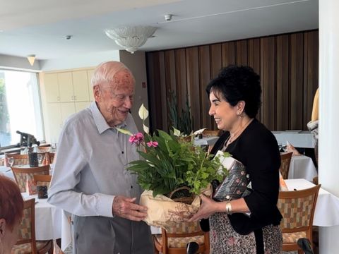 Bürgermeisterin Demirbüken-Wegner hat Herrn Rudolphi anlässlich seines 103. Geburtstags in den Tegeler Seeterrassen besucht. (Bild: BA Reinickendorf)