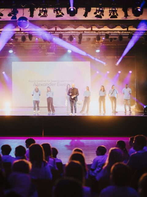 Alexander Ewers Bezirksstadtrat für Jugend und Familie & Team der Stabsstelle (Kinder- und Jugendbeauftragte, Referentin, Beteiligungskoordination, Koordination bezirkliche Prävention von Kinder- und Familienarmut) (Bild: BA Reinickendorf)