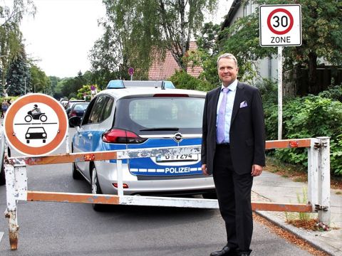 BzStR Maack vergewissert sich von der Durchsetzung der Regeln am Flughafensee (Bild: k.ult-made.de)