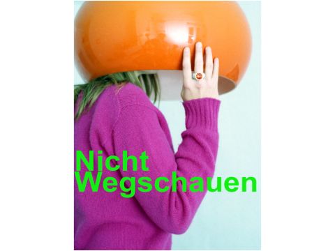 Bild einer Frau, die einen orangenen runden Lampenschirm über den Kopf hällt