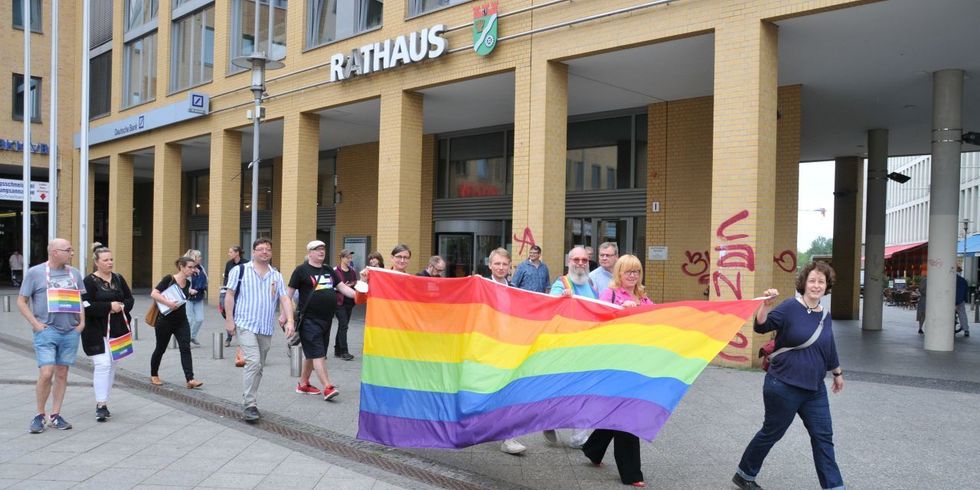 Hissen der Regenbogenfahne vor dem Rathaus 2021 - Transport der Fahne