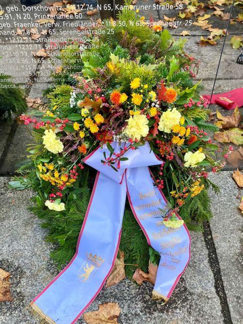 9. November 2022: Kranzniederlegung an der Spiegelwand Hermann-Ehlers-Platz, Steglitz