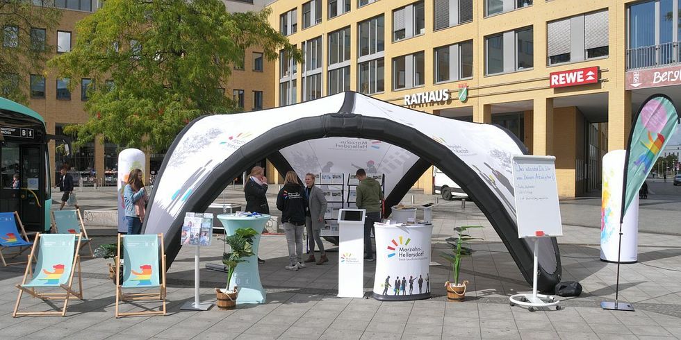 #MachsMitUns - Mobile Berufsberatung des Bezirksamts Marzahn-Hellersdorf auf dem Alice-Salomon-Platz - Aufblasbares Kuppelzelt mit dem Bezirks-Logo, Stehtischen und Informationsmaterial